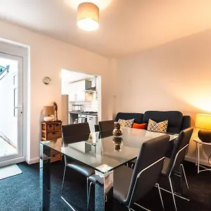 Modern House In With Private Off-road Parking - Newly Refurbished - Great For Contractors, Friends & Families Holiday home
